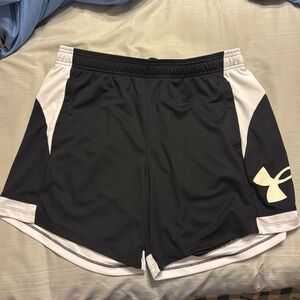 Under Armour Basketball Shorts
Black and white
Large